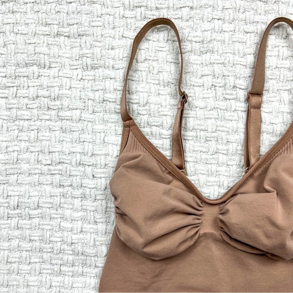 Skims Seamless Sculpt Thong Bodysuit - Picture 3 of 8